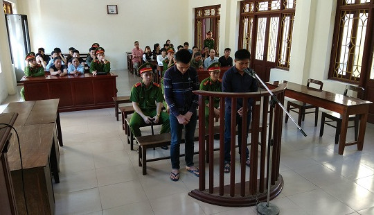 Trói chân tay, đánh lái xe để cướp tài sản