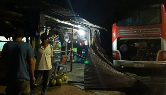 Xe ô tô khách mất lái tông sập nhà dân