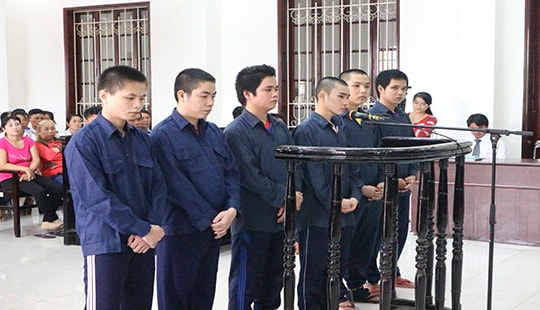 Nhóm côn đồ vô cớ rủ nhau truy sát người