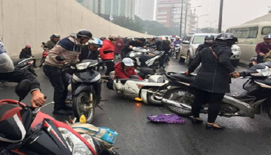 Hàng loạt xe máy ngã đổ khi lưu thông trong hầm chui Kim Liên