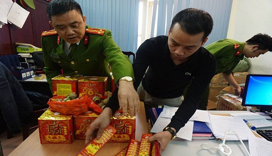 Bắt người phụ nữ tàng trữ gần nửa tấn pháo bán dịp Tết