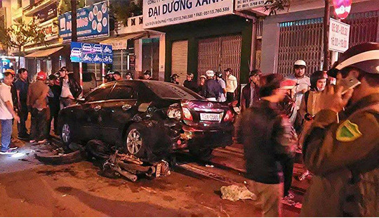 Truy tìm tài xế Fortuner húc xe máy vào gầm ô tô