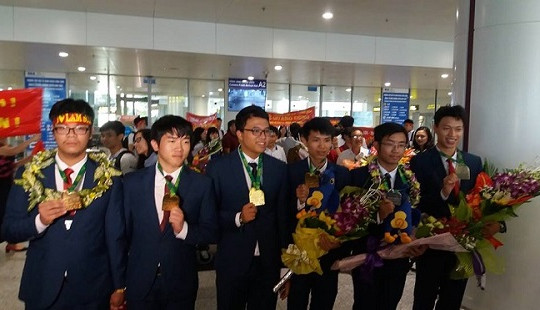Bộ GD-ĐT đề nghị tăng mức thưởng đối với học sinh đoạt giải quốc gia, quốc tế