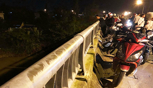 Dừng xe đạp trên cầu, học sinh lớp 11 gieo mình xuống sông