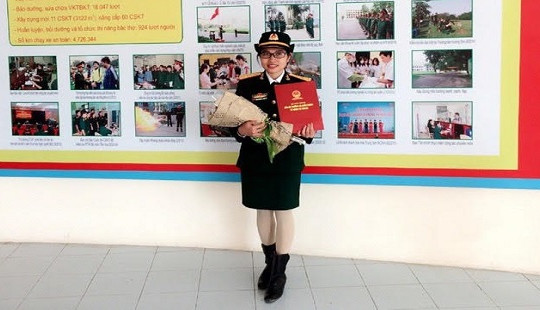 Nữ thủ khoa yêu màu áo lính