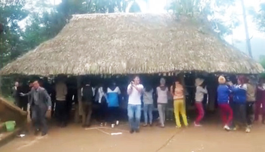 "Thần đèn" biến lớp học mái lá thành trường khang trang cho học sinh vùng cao