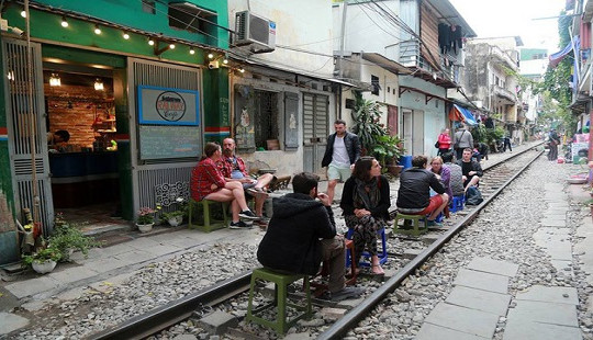 Hà Nội: Dẹp bỏ các quán cà phê kinh doanh giữa đường ray tàu hỏa