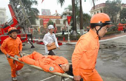 Hải Dương: Đứt dây buộc, thanh dầm rơi xuống làm 2 người tử vong