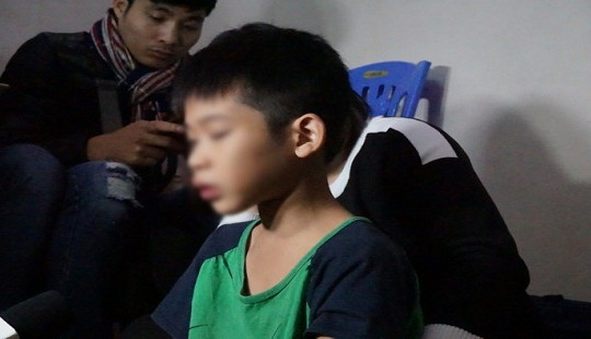 Hà Nội: Nghi vấn bé trai 9 tuổi bị bố đẻ “bạo hành”