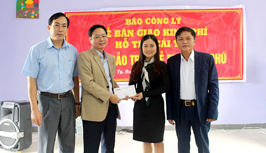Báo Công lý tặng quà và hỗ trợ kinh phí cho Trung tâm bảo trợ trẻ em mồ côi tại Huế