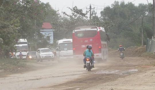 Thừa Thiên – Huế: Xe chở vật liệu xây dựng hoành hành, dân khốn khổ vì "bom bụi"