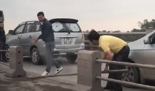 Hà Nội: Tài xế ôtô tự ý gỡ dải phân cách để thoát ùn tắc