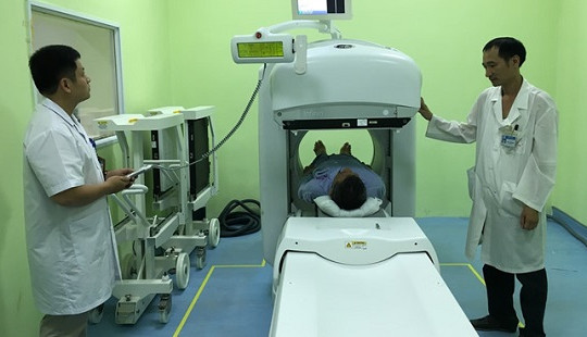 Quá tải ở Bệnh viện K: Bệnh nhân, bác sĩ xuyên đêm xạ trị