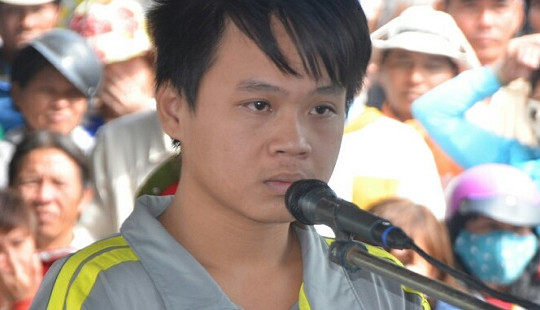 Buồn chuyện gia đình, mang dao rọc giấy rạch mông phụ nữ