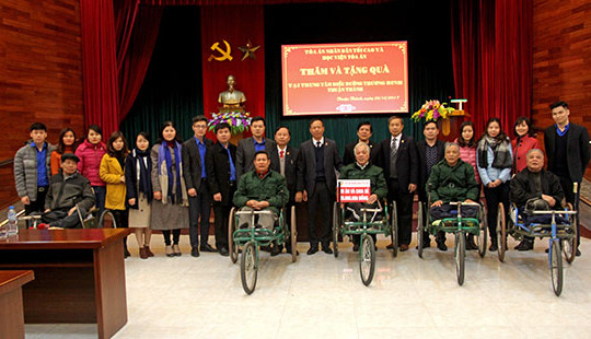 Phó Chánh án TANDTC thăm và tặng quà Trung tâm Điều dưỡng thương binh Thuận Thành