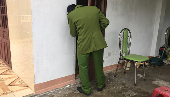 Khống chế con gia chủ, cướp két sắt trong đêm