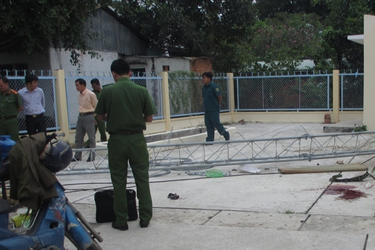 Gãy trụ ăng ten phát sóng trong lúc thi công, 2 người thương vong