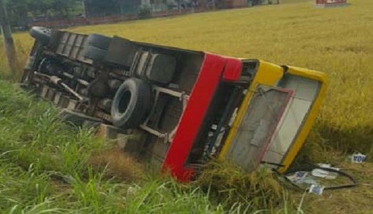 Xe buýt lật ngang dưới ruộng, 1 người chết