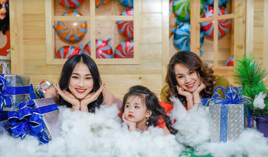 Hoa hậu nhân ái Thủy Tiên hóa công chúa tuyết bên dàn mẫu nhí