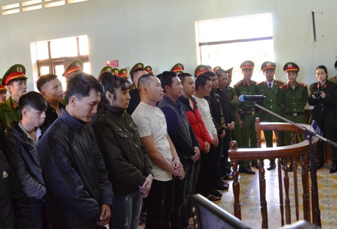 Băng giang hồ dùng súng bắn 23 phát đạn vào cảnh sát lĩnh án