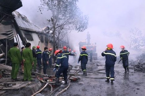 Cháy lớn ở công ty bánh kẹo, nhiều công nhân tháo chạy thoát thân