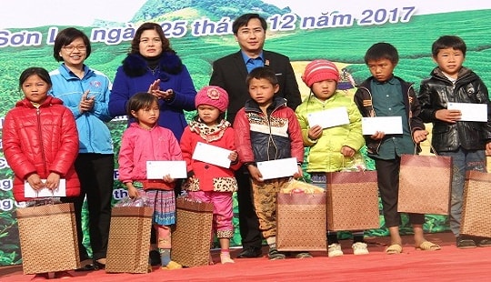 Hàng trăm chiếc áo ấm được trao cho học sinh nghèo ở Sơn La