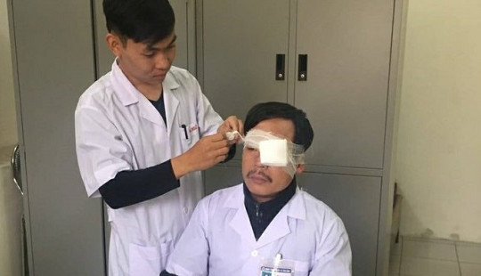 Bác sĩ bị người nhà bệnh nhân đánh gãy mũi khi đang cấp cứu