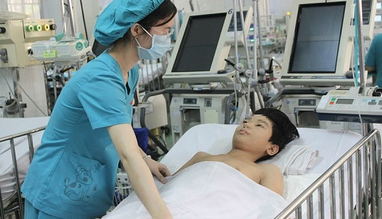 Bất ngờ bị liệt, bé trai phát hiện bướu "khủng" trong ngực