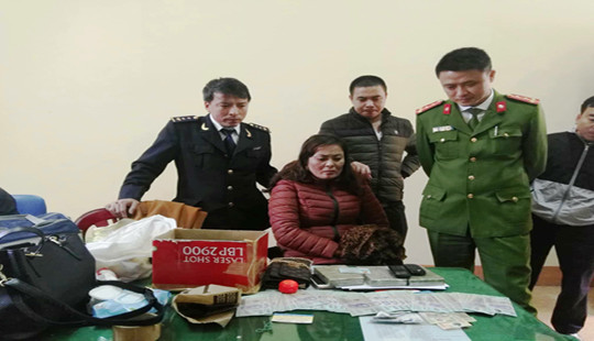 Bắt quả tang người phụ nữ vận chuyển 3 bánh heroin