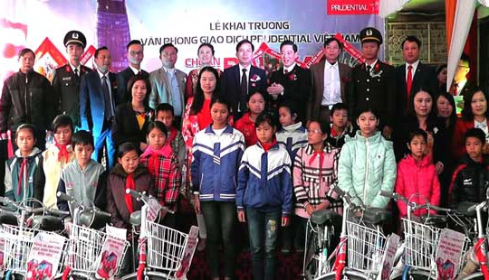 Prudential trao xe đạp cho học sinh nghèo nhân dịp khai trương Tổng đại lý