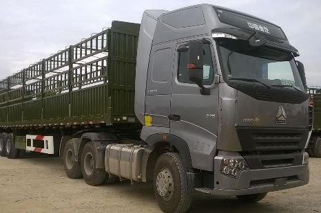 Ngáo đá đập vỡ kính định cướp xe đầu kéo
