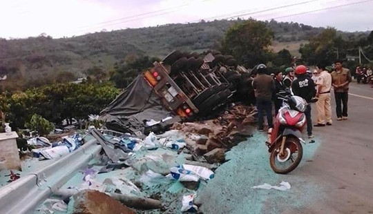 Xe đầu kéo lật úp trên quốc lộ, tài xế và phụ xe tử vong