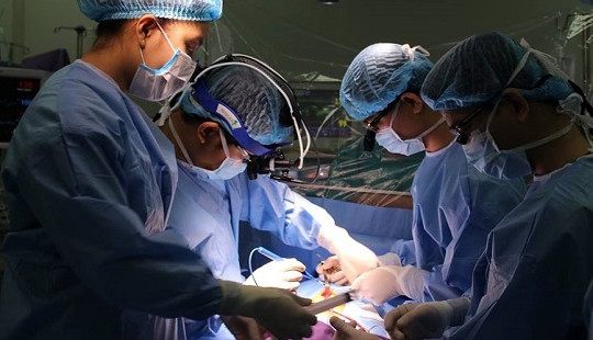 Can thiệp cứu 2 trẻ nguy kịch do tim hở cấp