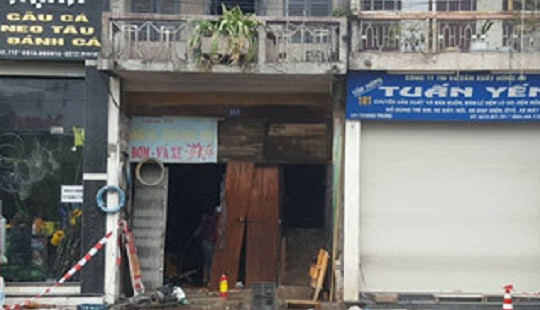 Người đàn ông tẩm xăng tự thiêu trong nhà
