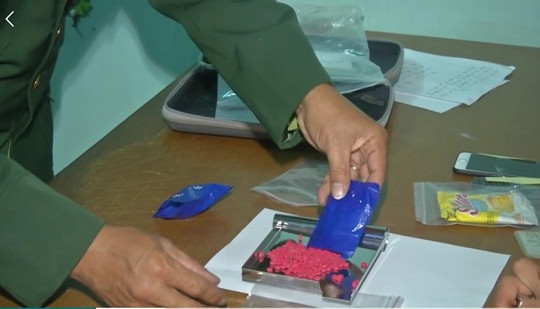 Bắt 2 đối tượng vận chuyển 300 viên nén ma túy tổng hợp