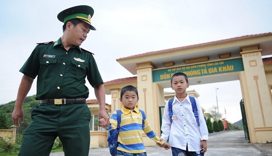 Khi người thầy áo lính cõng chữ về vùng biên