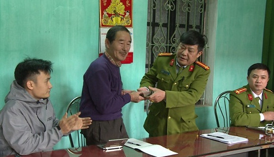 Nhân viên nhà nghỉ trộm tài sản của khách thuê phòng