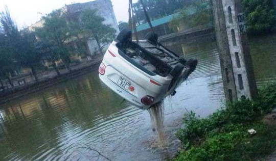 Thái Bình: Ô tô 4 chỗ lao xuống hồ nước, tài xế tung cửa thoát thân