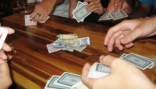 Đâm chết đồng nghiệp trước cổng công ty vì mâu thuẫn đánh bài