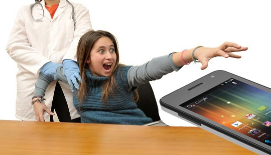 Con nghiện điện thoại, bố mẹ phải đánh thuốc mê đưa vào viện tâm thần