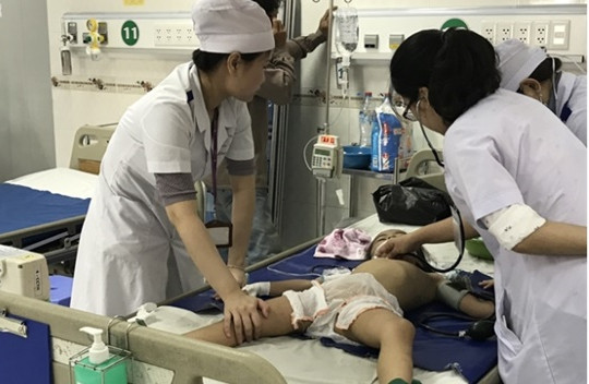 Nghi án cha trộn thuốc sâu vào sữa đầu độc 3 đứa con