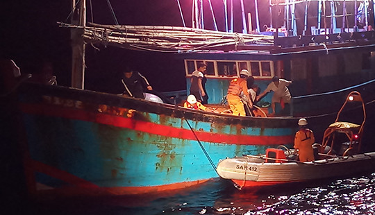 Cứu ngư dân liên tục nôn ra máu khi đang hành nghề trên biển