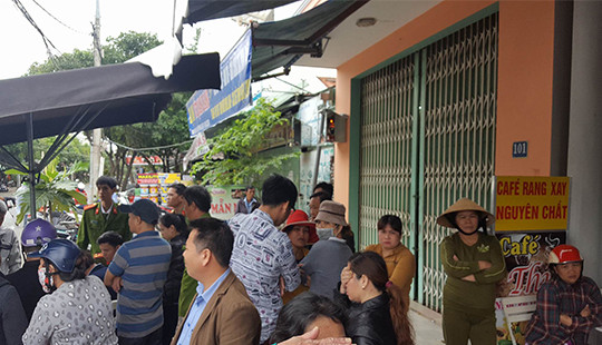 Nhân viên phát hiện ông chủ treo cổ tại cửa hàng