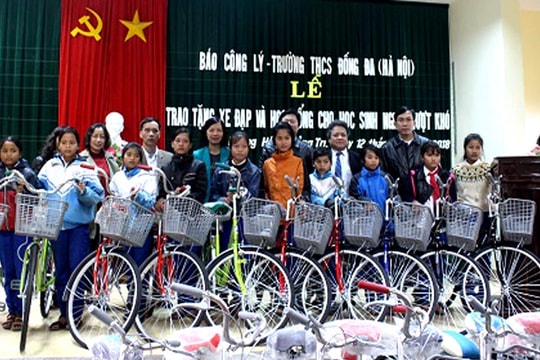 Báo Công lý trao tặng xe đạp và học bổng cho học sinh nghèo  vượt khó tại Quảng Trị