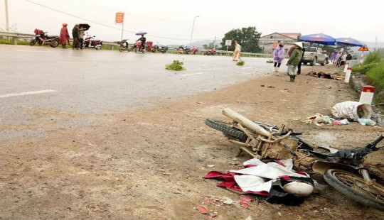 Hà Tĩnh: Ô  tô bán tải tông xe máy, hai bà cháu thương vong