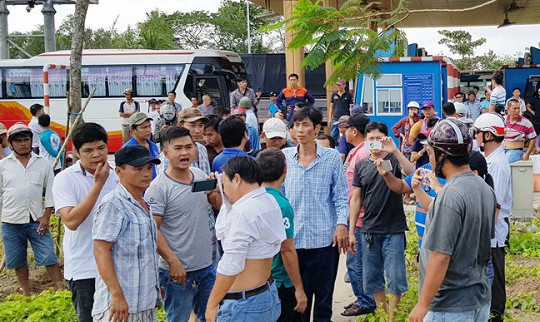 Vừa thu phí được 30 phút, trạm BOT Sóc Trăng đã bị "bịt kín'