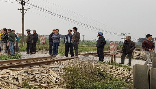 Xe máy vượt đường sắt bị tàu hỏa tông, 2 người tử vong