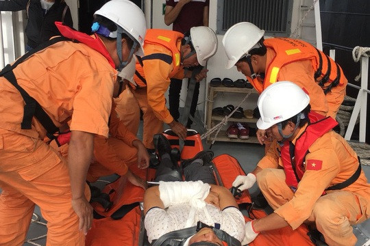 Lực lượng cứu hộ Việt Nam khẩn trương đưa 2 thuyền viên nước ngoài vào bờ cấp cứu