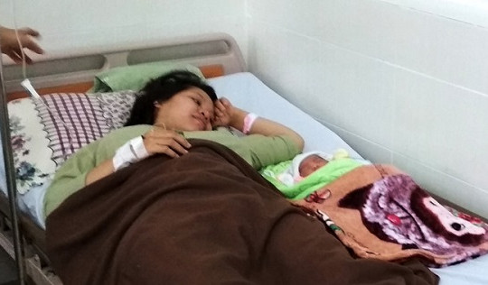 Quảng Ngãi: Tàu cao tốc vượt sóng lớn đưa sản phụ vào đất liền cấp cứu