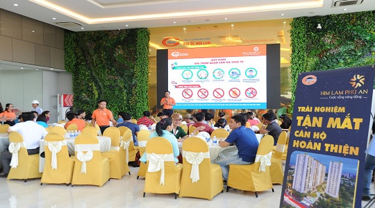 Khách hàng tham quan căn hộ hoàn thiện tại công trình Him Lam Phú An